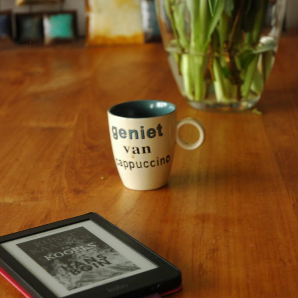 e-book Kunst, Kaarten en Kogels van Hans Boin op een kobo e-reader met een kop koffie